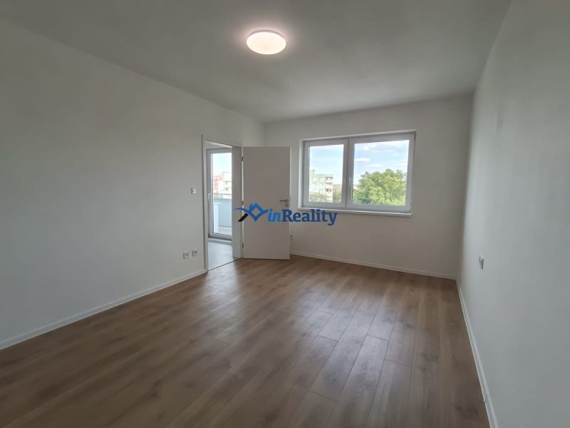 Helles Zimmer in einer 2-Zimmer-Wohnung mit Holzboden.