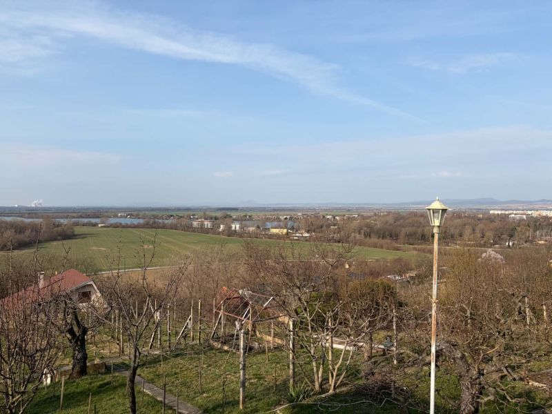 Der Ausblick von der Hütte bei Banka bietet Grünflächen und entfernte Felder.