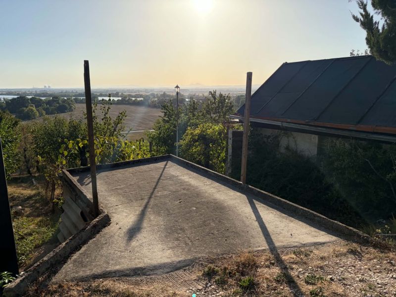 Blick von der Hütte in der Stadt Banka auf die umliegende Landschaft bei Sonnenuntergang.