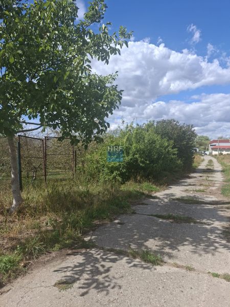Weg durch das Grün in Holíč, ideal für Grundstücke - kommerzielle Nutzung.