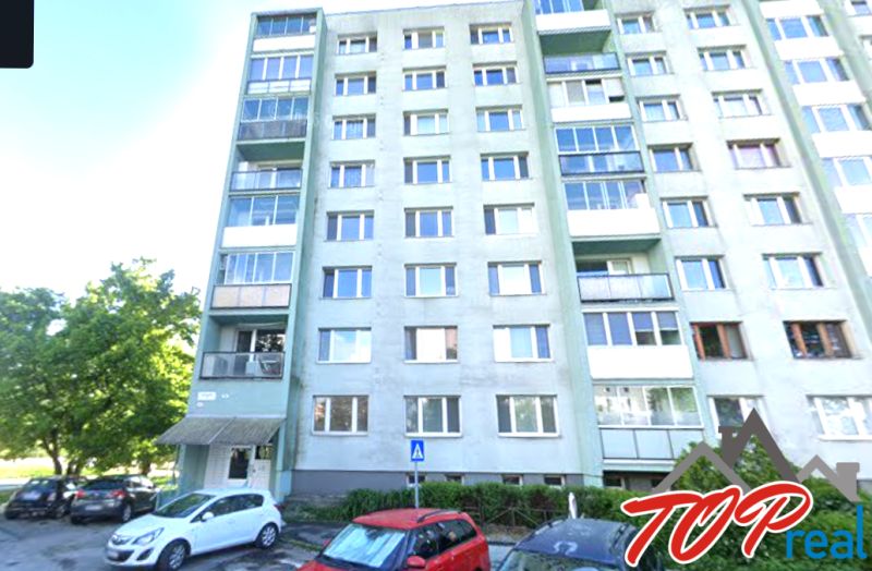 Wohnhaus in der Ostravská-Straße in Košice, Stadtteil Juh, mit Parkplatz.