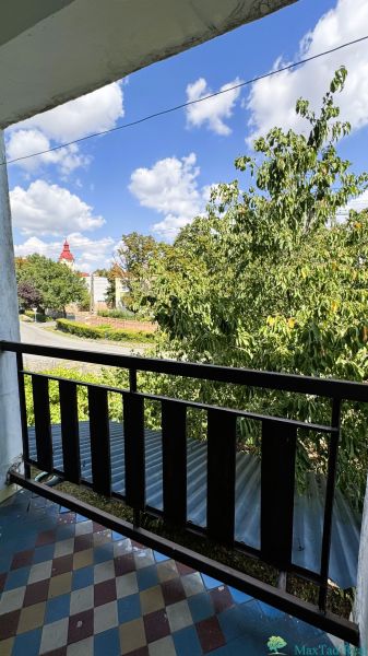 Blick vom Balkon eines Einfamilienhauses in Novosad in der Jarnej-Straße mit einem Boden im karierten Design.