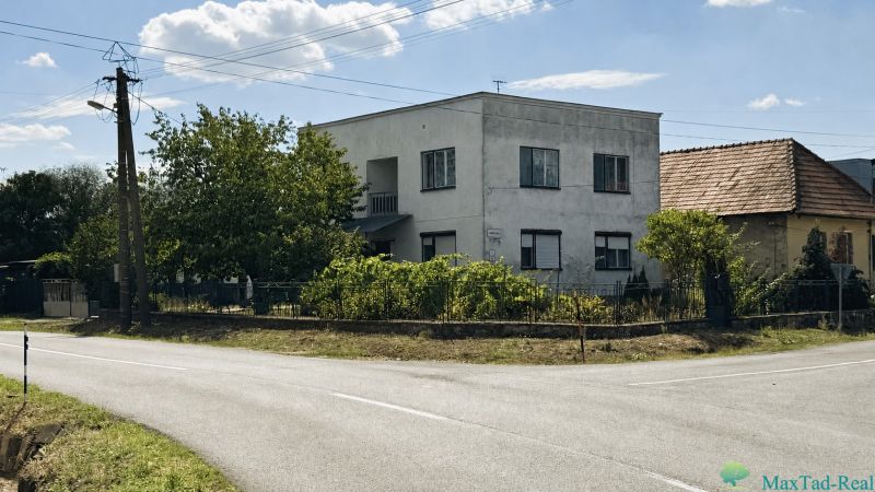 Einfamilienhaus in der Straße Jarná in der Stadt Novosad, umgeben von üppiger Vegetation.