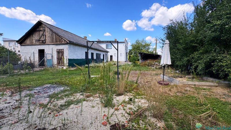 Einfamilienhaus in der Jarná-Straße in Novosad mit einem Rasen- und Betongarten.