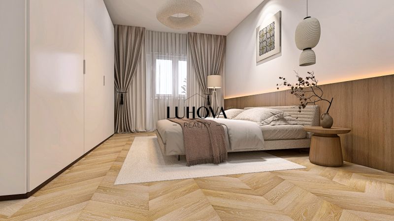 Schlafzimmer mit Vorhängen, Bett und Holzboden in einer 2-Zimmer-Wohnung.