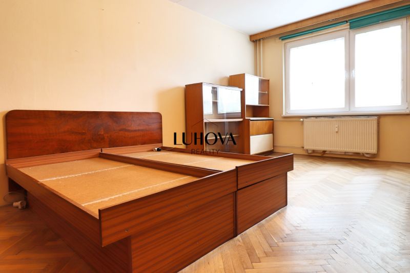 Schlafzimmer mit Holzmöbeldekor und Möbeln in einer 2-Zimmer-Wohnung.