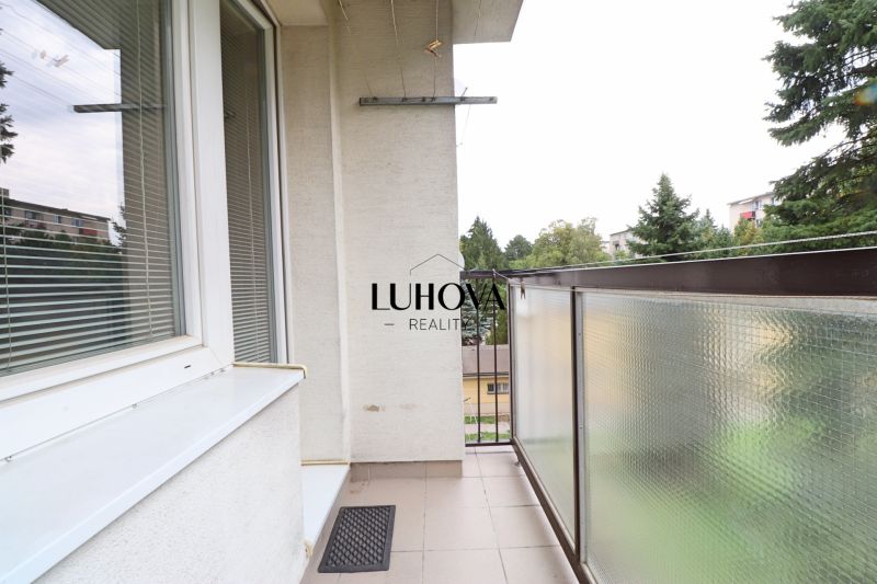 Balkon in der Tatranská-Straße in Považská Bystrica, Teil einer 2-Zimmer-Wohnung, Blick auf die Natur.