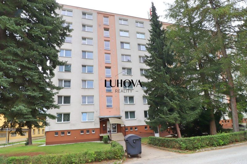 Wohnhaus in der Tatranská-Straße in Považská Bystrica, umgeben von Grünflächen und Bäumen.