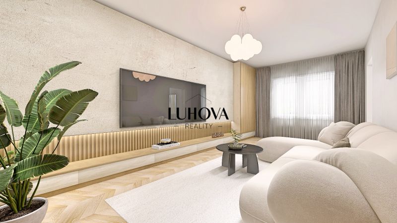 Wohnzimmer mit Holzboden und heller Couch in einer Zweizimmerwohnung.