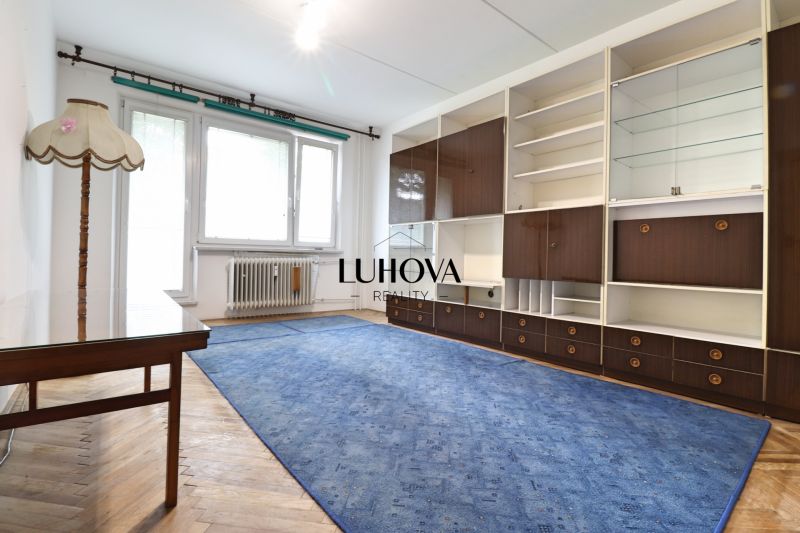 Helles Wohnzimmer mit großen Fenstern und einer Wandkombination in einer 2-Zimmer-Wohnung.
