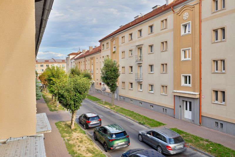 Študentská Straße in Zvolen mit Wohnhäusern und vorbeifahrenden Autos, geeignet für ein Einzimmerwohnung.