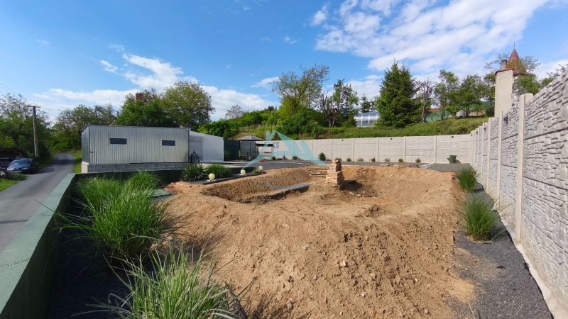 Baustelle auf den Erholungsgrundstücken in Záhorce in der Straße Selešťany mit Grünflächen und einem Gebäude.