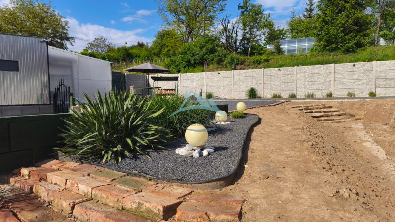 Der Garten bei den Erholungsgrundstücken in Záhorce in Selešťany mit Zierpflanzen und Blumenbeeten.