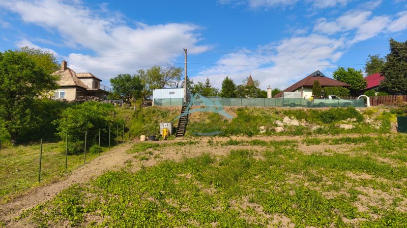 Grünflächen auf den Erholungsgrundstücken in Záhorce in der Straße Selešťany, mit Blick auf die Häuser.