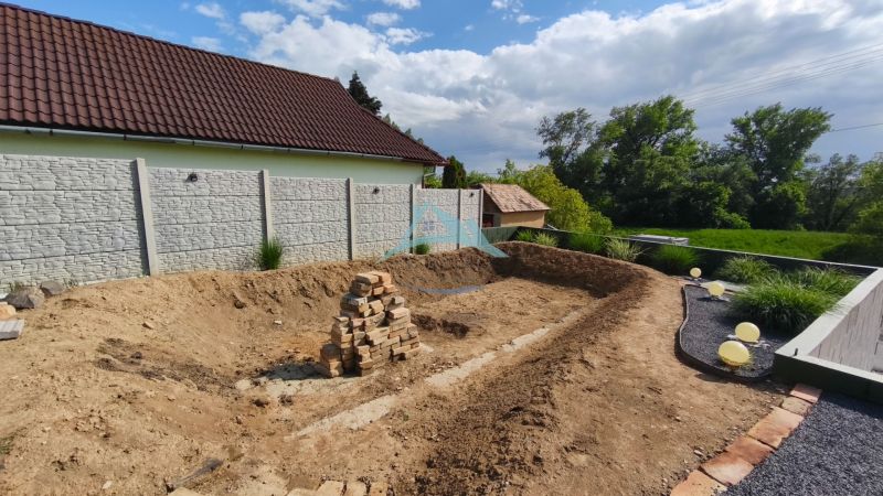 Ein Hof mit einer Ausgrabung und einem Stapel Ziegel auf den Erholungsgrundstücken in Selešťany in Záhorce.