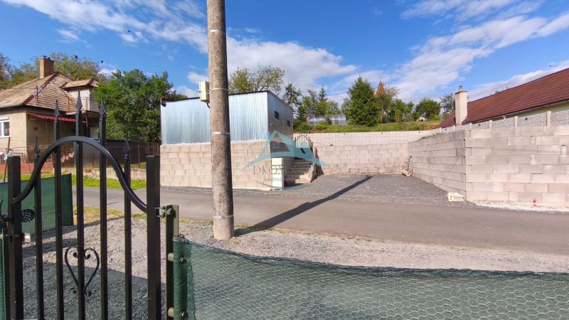 Das Tor in Záhorce bei Selešťany führt zu den Erholungsgrundstücken mit einer gemauerten Mauer.