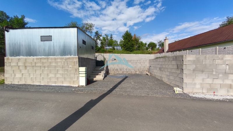 Metallgarage und Betonmauern auf den Erholungsgrundstücken Selešťany in Záhorce.
