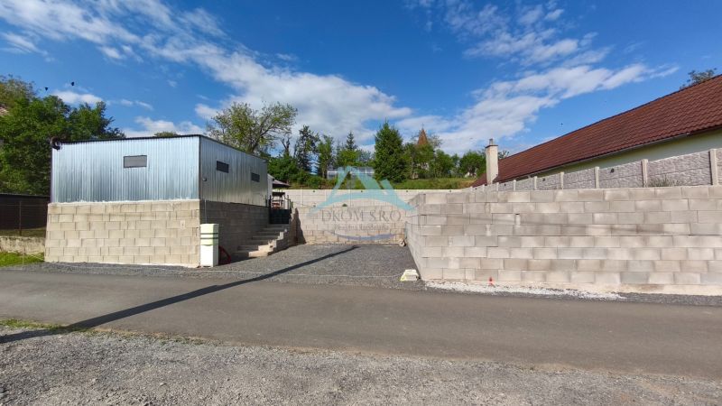 Ein Bild von Erholungsgrundstücken in Záhorce in Selešťany zeigt ein modernes Gebäude aus Ziegeln und Blech.