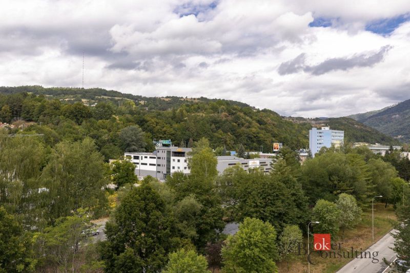Blick auf das Grün und die Gebäude in Banská Bystrica in der Severná-Straße, umgeben von Hügeln.