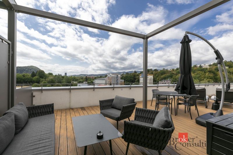 Terrasse mit Möbeln und Blick auf Banská Bystrica, Norden, aus einer 2-Zimmer-Wohnung.