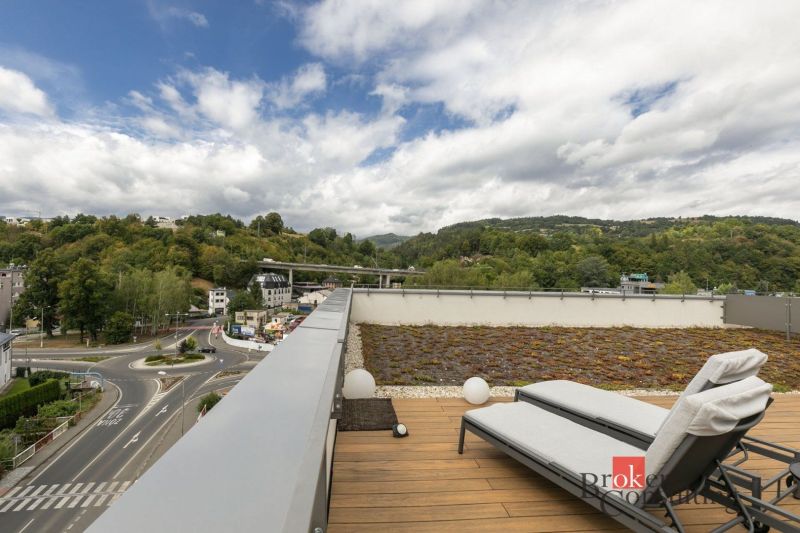 Dachterrasse mit Liegestühlen und Blick auf die Umgebung von Banská Bystrica in der Severná-Straße.