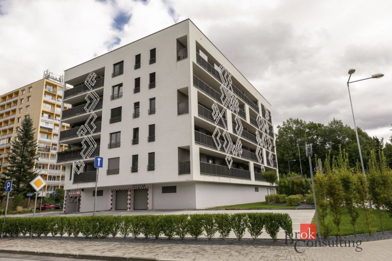 Das Gebäude in der Severna-Straße in Banská Bystrica mit Balkonen und Ziergittern.