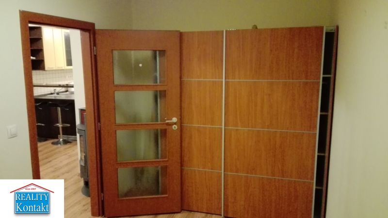 Türöffnung zur Küche, Boden mit Holzdekor, Eingang zu einer 3-Zimmer-Wohnung.
