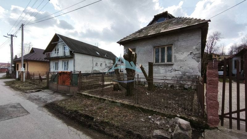 Ein Einfamilienhaus in der Tučekova-Straße in Veľký Krtíš, neben anderen Häusern.
