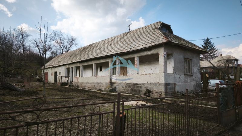 Ein Einfamilienhaus in der Tučekova-Straße in Veľký Krtíš mit einem alten Dach und einem Garten.