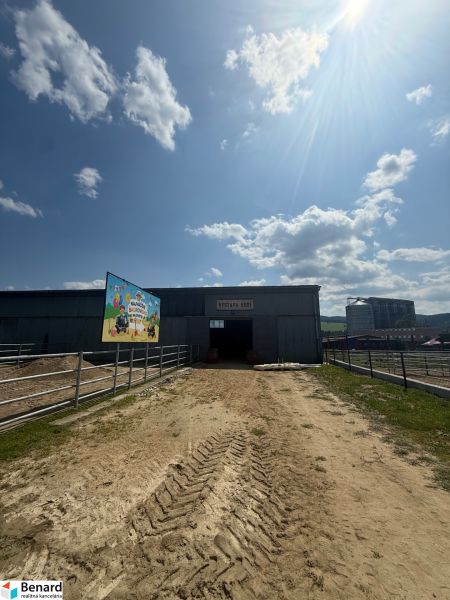 In Hniezdne ein Gebäude mit einer Halle für eine Pferdeausstellung an einem sonnigen Tag.