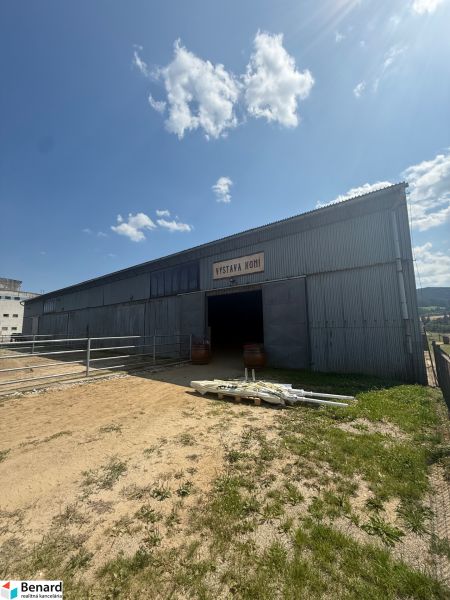 Gebäude in Hniezdne mit der Aufschrift 