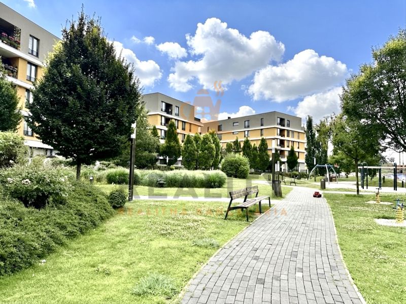 Wohnkomplex mit Park und Spielplatz an der Bajkalská in Bratislava, Ružinov, umgeben von Grünflächen.