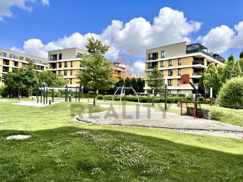Ein modernes Wohnhauskomplex umgeben von einem Park an der Bajkalská in Bratislava - Ružinov.