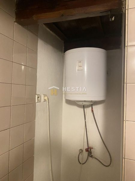 Boiler in einem Einfamilienhaus mit Keramikfliesen an der Wand.