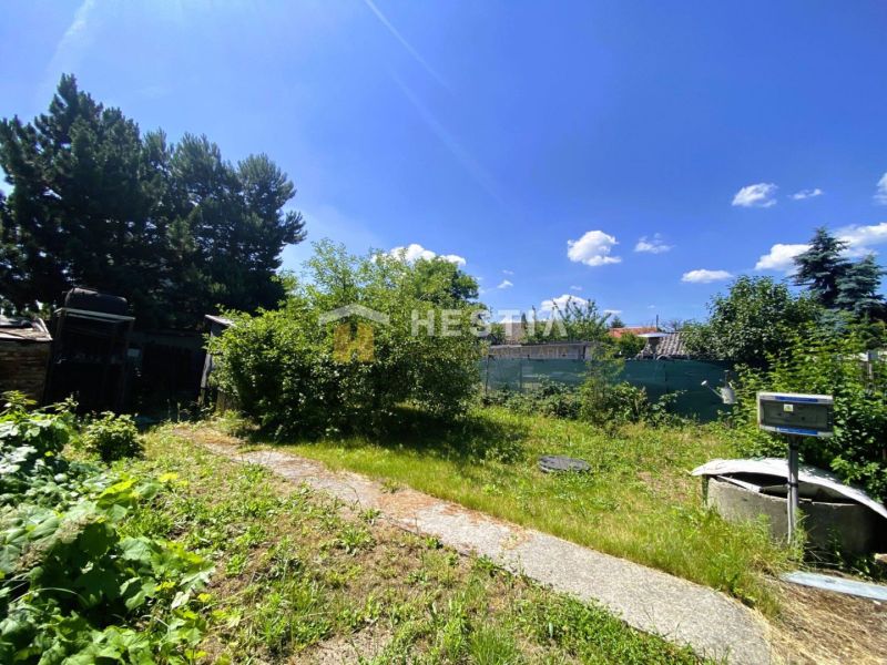 Der Garten beim Einfamilienhaus in Borský Mikuláš mit einem Gehweg und umliegendem Grün.
