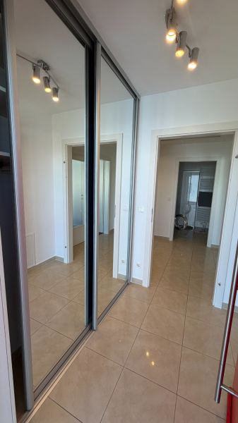 Einbauschrank mit Schiebetüren aus Spiegelglas in einer 3-Zimmer-Wohnung.