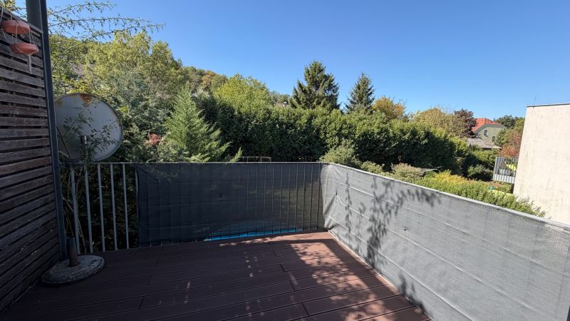 Balkon einer 3-Zimmer-Wohnung in Wolfsthal mit Blick ins Grüne und Satellitenschüssel.