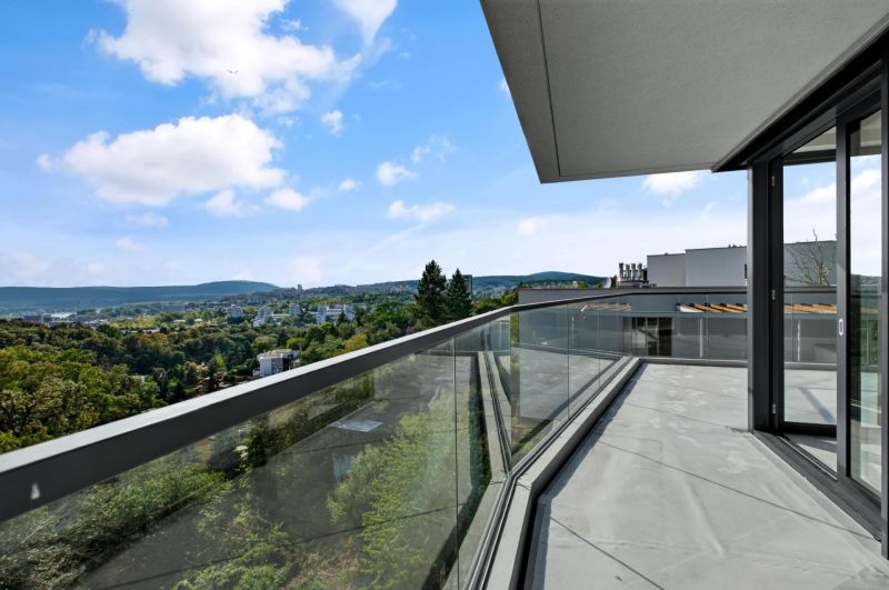Eine Terrasse mit Blick auf die Natur, befindet sich in Bratislava - Altstadt, Bartókova Straße.