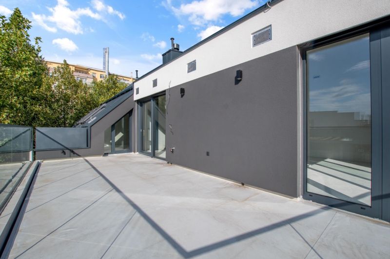 Geräumige Terrasse in der Bartókova-Straße in Bratislava - Altstadt, 5 oder mehr Zimmer Wohnung.