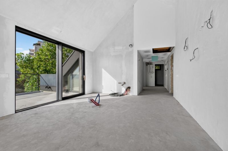 Unvollendetes Zimmer in einer Wohnung mit 5 oder mehr Zimmern mit großen Fenstern und Blick auf die Terrasse.