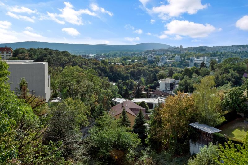 Blick auf bewaldete Gebiete und Gebäude in Bratislava - Staré Mesto von der Bartókova-Straße.