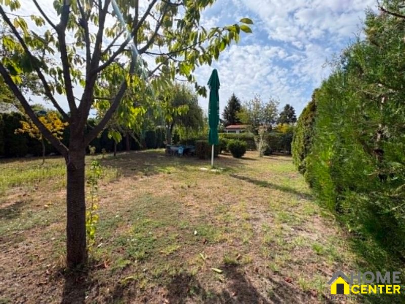 Ein schöner Gartenbereich in Komárno mit Grünflächen und Bäumen, ideal zum Entspannen.