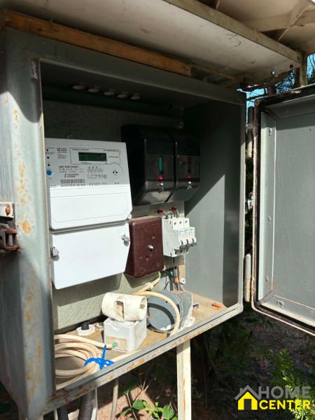 Elektrischer Verteilerkasten im Garten in Komárno mit einem Energieverbrauchszähler.
