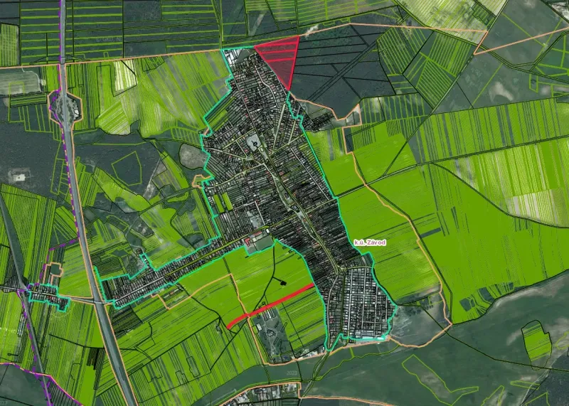 Luftaufnahme von landwirtschaftlichen und forstwirtschaftlichen Flächen in Závod mit befestigten Straßen.