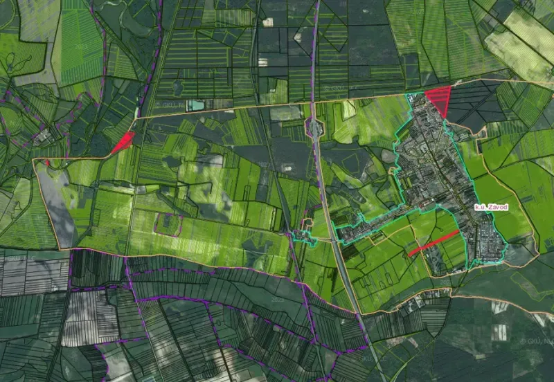 Luftaufnahme von landwirtschaftlichen und forstwirtschaftlichen Flächen in der Gemeinde Závod mit Straßeninfrastruktur.
