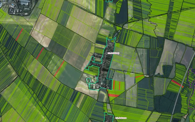Luftaufnahme von landwirtschaftlichen und forstwirtschaftlichen Flächen in der Umgebung von Pečeňady.