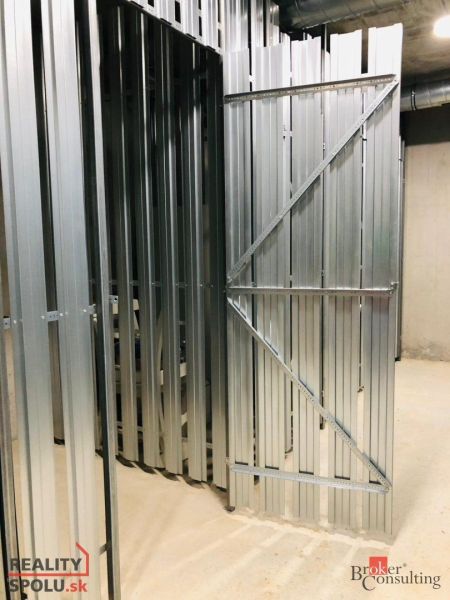 Metallkonstruktion im Innenraum, geeignet für Stauraum in einer Einzimmerwohnung.