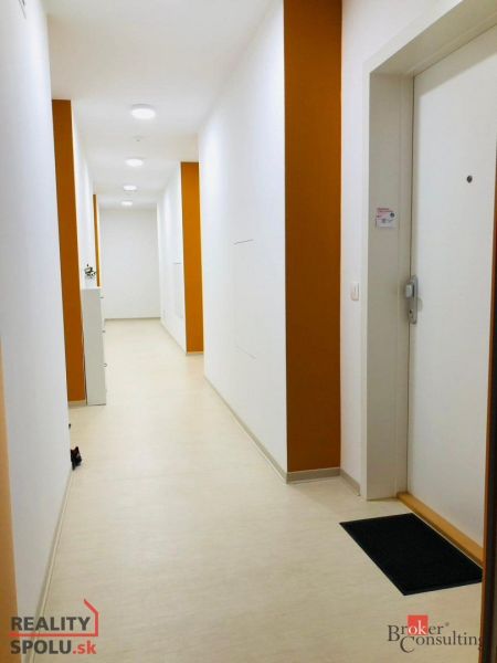 Der Flur des Wohnhauses in der Bystrická-Straße in Bratislava-Devínska Nová Ves.