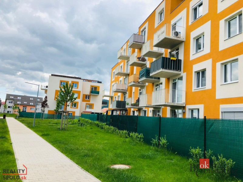 Wohnkomplex in der Bystrická-Straße, Bratislava-Devínska Nová Ves, mit Gehweg und Rasenfläche.