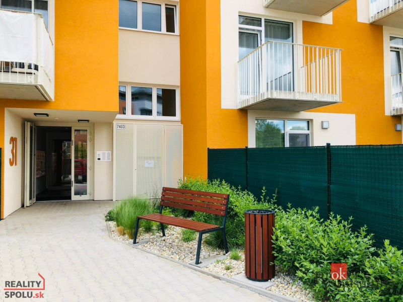 Eingang zum Wohnhaus in der Bystrická-Straße in Bratislava-Devínská Nová Ves.
